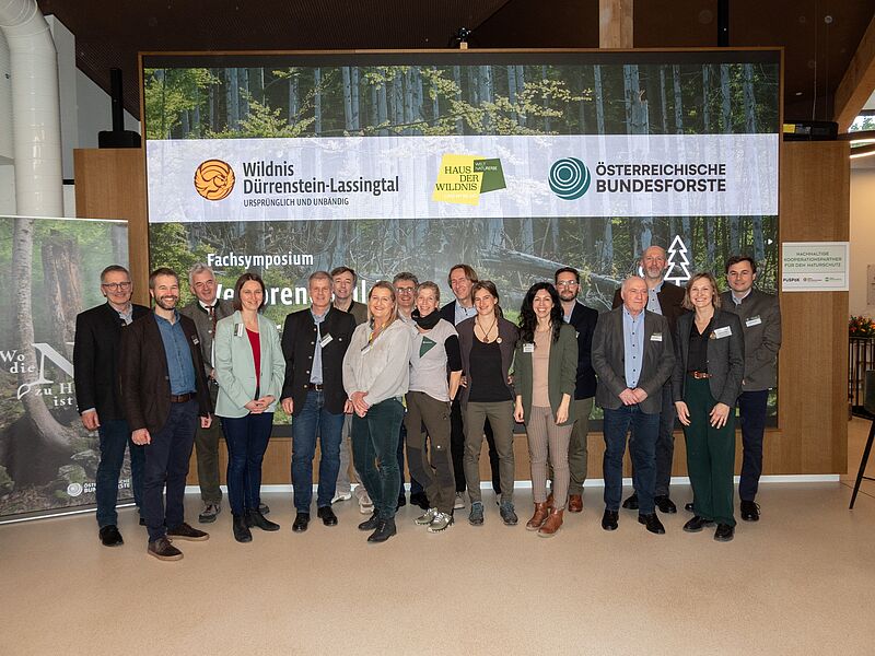 v.l.: Josef Schachner (Gemeinde Lunz am See), Stefan Schörghuber (ÖBf), Johannes Schima (BML), Christina Laßnig-Wlad (ÖBf), Andreas Gruber (ÖBf), Christoph Leditznig (Wildnisgebiet Dürrenstein-Lassingtal), Antje Güttler (ÖBf), Peter Mayer (Bundesforschungszentrum für Wald), Maren Röttger (ÖBf), Georg Gratzer (BOKU Wien), Maria von Rochow (Wildnisgebiet Dürrenstein-Lassingtal), Ramona Schmidt (ÖBf), Marco Lassnig (ÖBf), Axel Schopf (BOKU Wien), Bernhard Funcke (ÖBf), Katharina Pfligl (ÖBf), Stefan Friedl (ÖBf) © Laura Renner