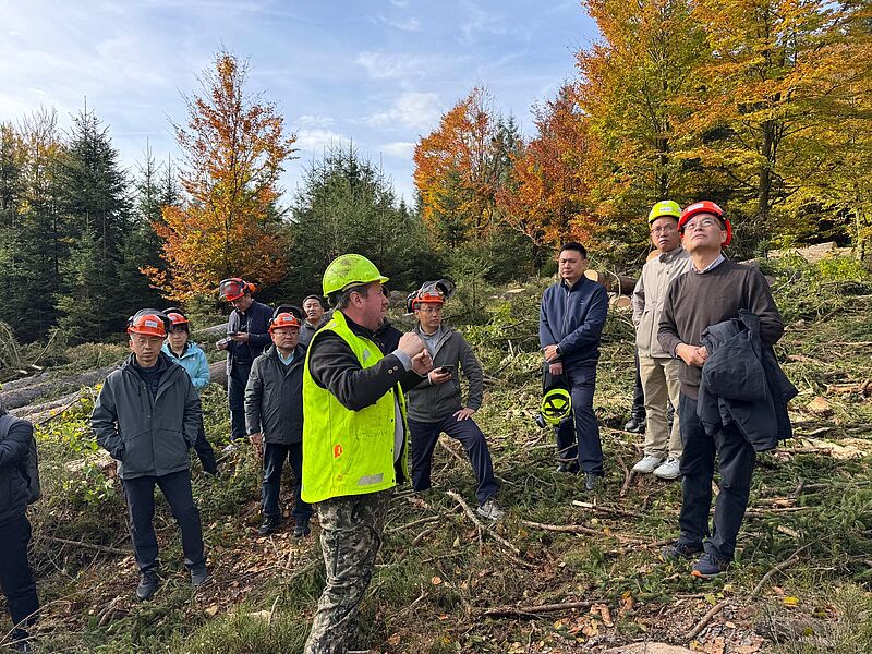 ÖBf-Revierleiter Matthias Berger bei der Exkursion im Kobernaußerwald (c) oebf