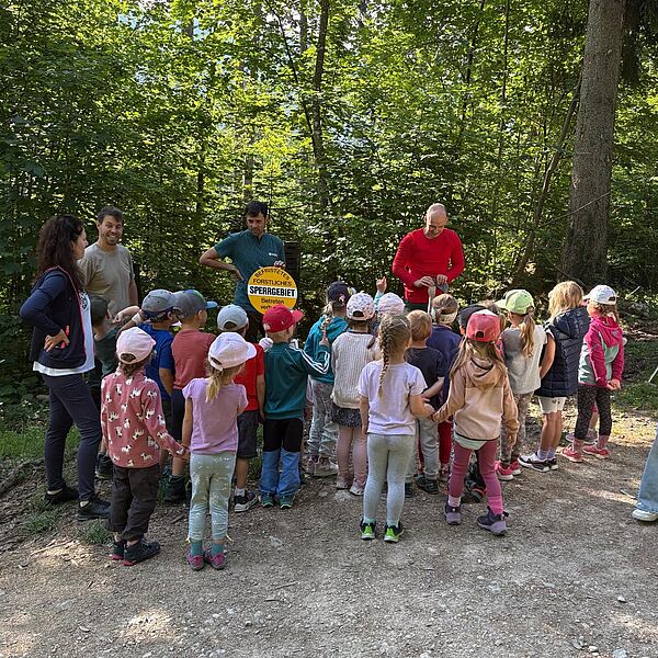 Kindergartenkinder pflanzten Bäume für die Zukunft
