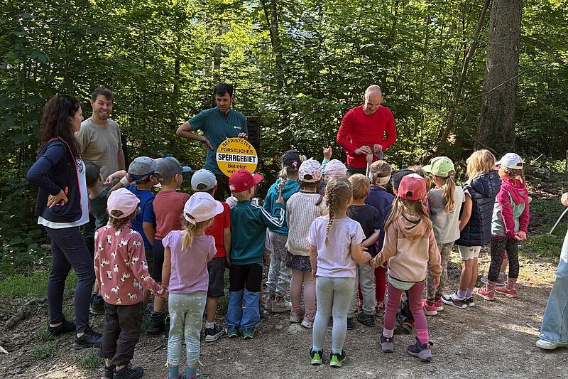 Kindergartenkinder pflanzten Bäume für die Zukunft