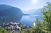 Im Hintergrund der Hallstätter See, im Vordergrund Häuser der Stadt Hallstatt.