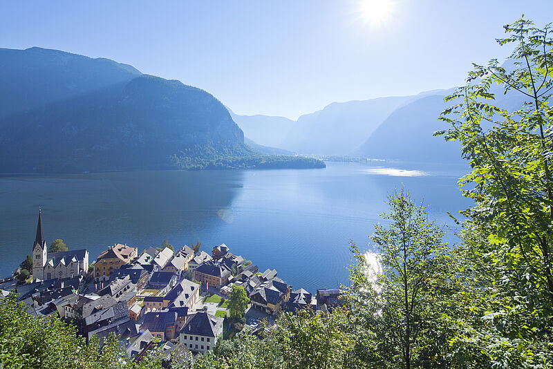 Im Hintergrund der Hallstätter See, im Vordergrund Häuser der Stadt Hallstatt.