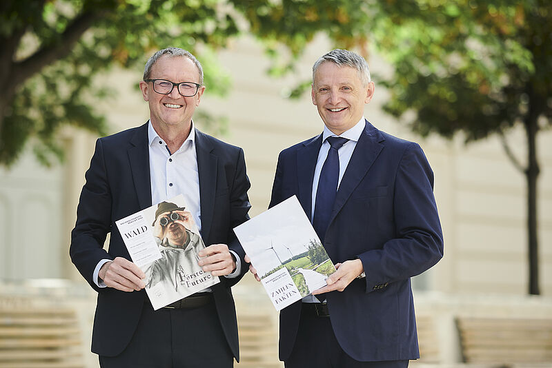 ÖBf-Vorstände  Rudolf Freidhager (li) und Georg Schöppl (re) mit Nachhaltigkeitsbericht zum Geschäftsjahr 2021 (c) APA/Hörmandinger