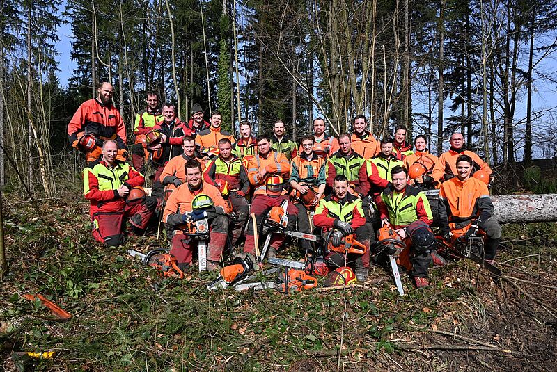 Teilnehmer*innen des Forstfacharbeiterkurses mit ÖBf-Praxistrainern in Vigaun (c) C. Mooslechner