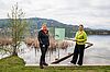 Antje Güttler, ÖBf-Betriebsleiterin, und Silvia Häusl-Benz, Bürgermeisterin Pörtschach, vor dem neuen Schilfschutzzaun am Wörthersee (c) ÖBf/M. Stabentheiner