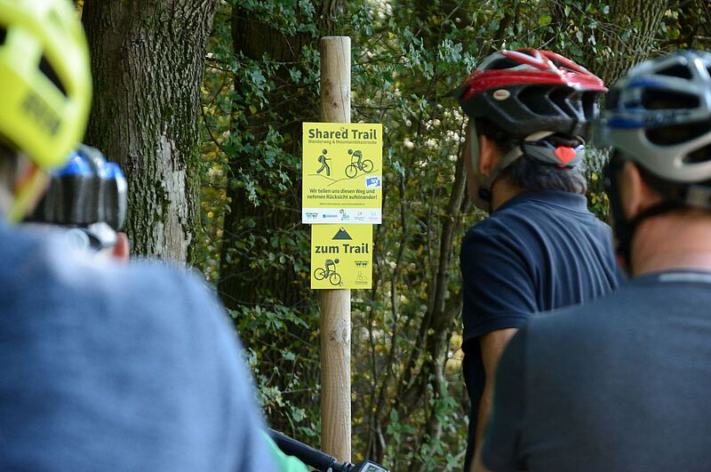 MTB Shared Trail-Strecke im Wienerwald (c) Gernot Waiss Radfahrer vor den Schildern einer MTB Strecke im Wienerwald