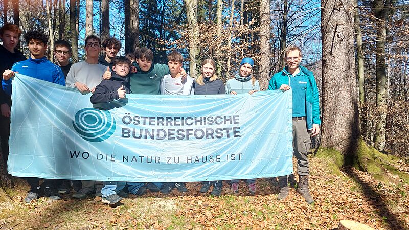 Schüler*innen mit Lehrerin Tanja Schraml (2.v.r.) und ÖBf-Förster Stefan Merkinger (re.) (c) PTS Bischofshofen/Wolfgang Mader