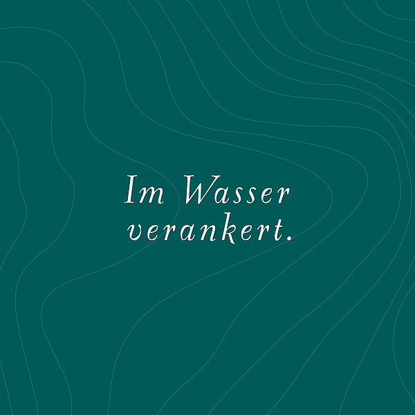 In den Gewässern verankert.