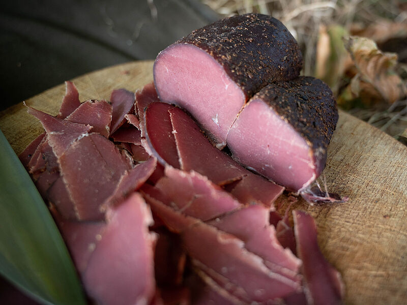 Speck aufgeschnitten auf Holzbrett. Foto: ÖBf Archiv Frank Helmrich