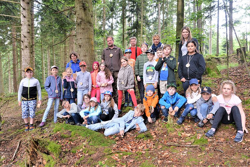 Schulklasse Adalbert-Stifter-Schule mit ÖBf-Revierleiter Matthias Berger (c) OÖN/R. Kloibhofer