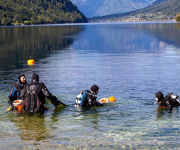 Auf Müll-Tauchgang: Seereinigung am Grundlsee