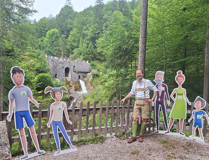 Martin Stürmer, Leiter des ÖBf-Forstbetriebs Inneres Salzkammergut, mit den Hauptfiguren der App an der Chorinskyklause (c) Hermine Hackl