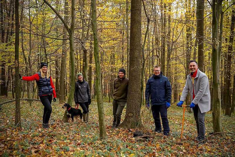 DHL Express und die Österreichischen Bundesforste unterstützen die Entwicklung klimafitter Wälder. (v.l.n.r. Andrea Leitgeb (DHL Express - Vice President Network Operations Austria), Alexandra Wieshaider (Leiterin Biosphärenpark-Team im ÖBf-Forstbetrieb Wienerwald), Adam Lanz (Leiter ÖBf-Forstrevier Ried), Michael Viehböck (DHL Express - Marketing & Continuous Improvement Manager), Ralf Schweighöfer (DHL Express – Managing Director Austria)) (c) Christian Husar Fotografie 2020