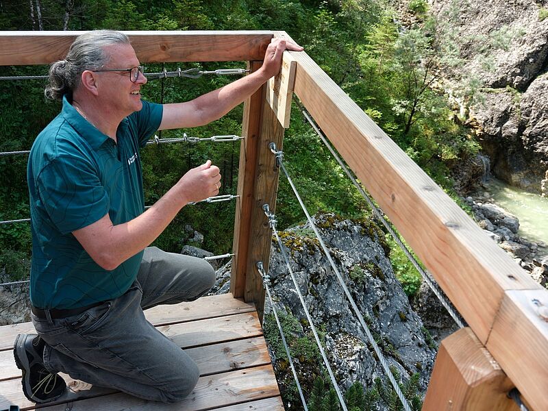 ÖBf-Revierleiter Gerald Siebenhofer bringt am neuen "Kraftplatz" in Steinberg am Rofan die entsprechende Hinweistafel an (c) Achensee Tourismus