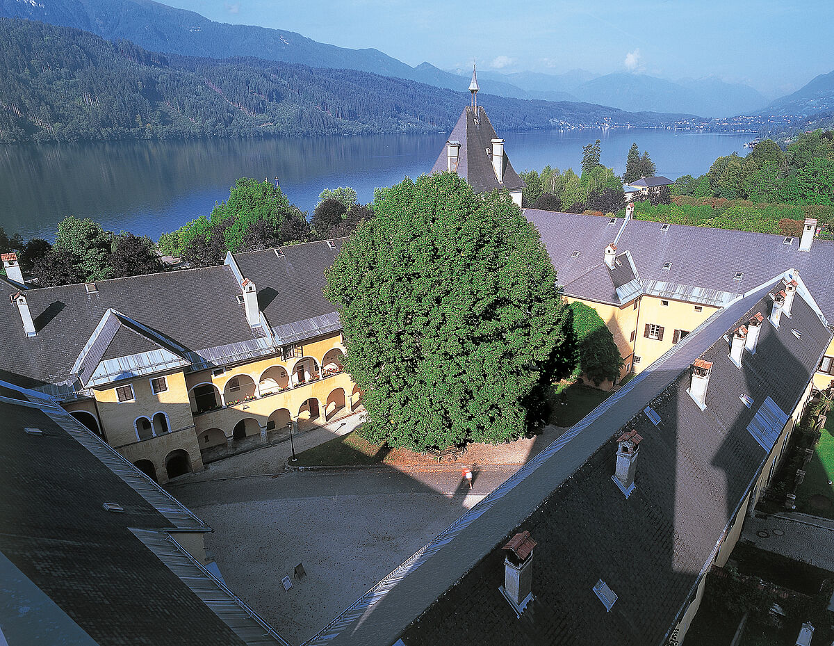 Stift Millstatt mit Blick auf den Millstättersee, © ÖBf-Archiv/F. Kovács Stift Millstatt mit Blick auf den Millstättersee, © ÖBf-Archiv/F. Kovács
