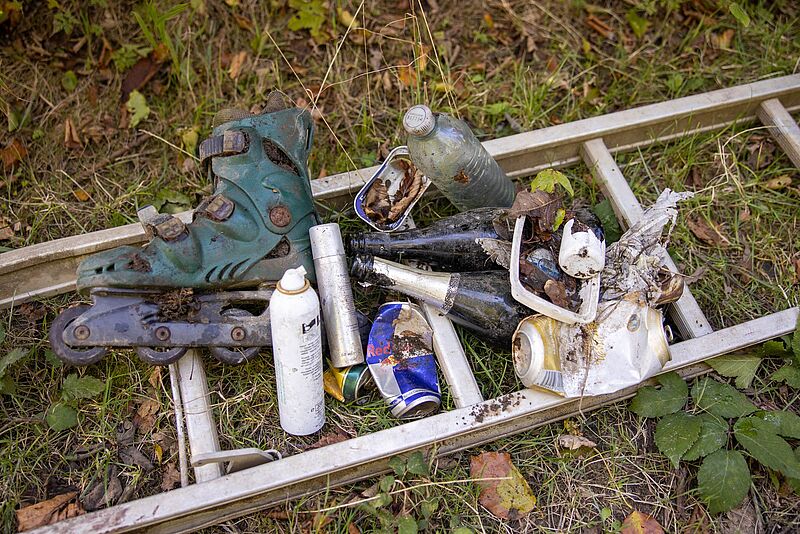 Gefunden wurden neben Glasscherben, Aludosen und Plastik auch ein Rollschuh, eine Reibe, Autoreifen und Co. (c) Foto: dm