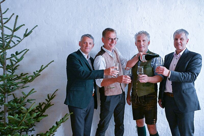 v.l.n.r. ÖBf-Vorstandssprecher Georg Schöppl, Braumeister Axel Kiesbye, ÖBf-Revierleiter Thomas Kranabitl und ÖBf-Vorstand Andreas Gruber präsentieren Waldbier Jahrgang 2023 Edition „Ausseer Mischwald. Vogelbeere/Tanne“ (c) ÖBf/Jürgen Schmücki v.l.n.r. ÖBf-Vorstandssprecher Georg Schöppl, Braumeister Axel Kiesbye, ÖBf-Revierleiter Thomas Kranabitl und ÖBf-Vorstand Andreas Gruber präsentieren Waldbier Jahrgang 2023 Edition „Ausseer Mischwald. Vogelbeere/Tanne“ (c) ÖBf/Jürgen Schmücking