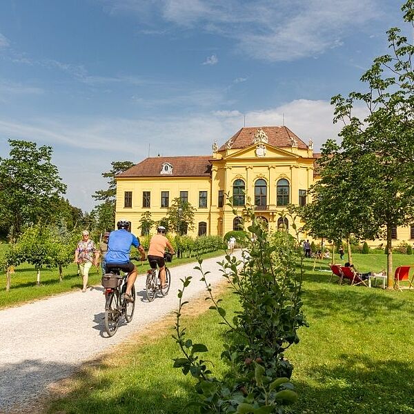 Schloss Eckartsau startet mit neuem Rundum-Service für RadfahrerInnen in die Saison