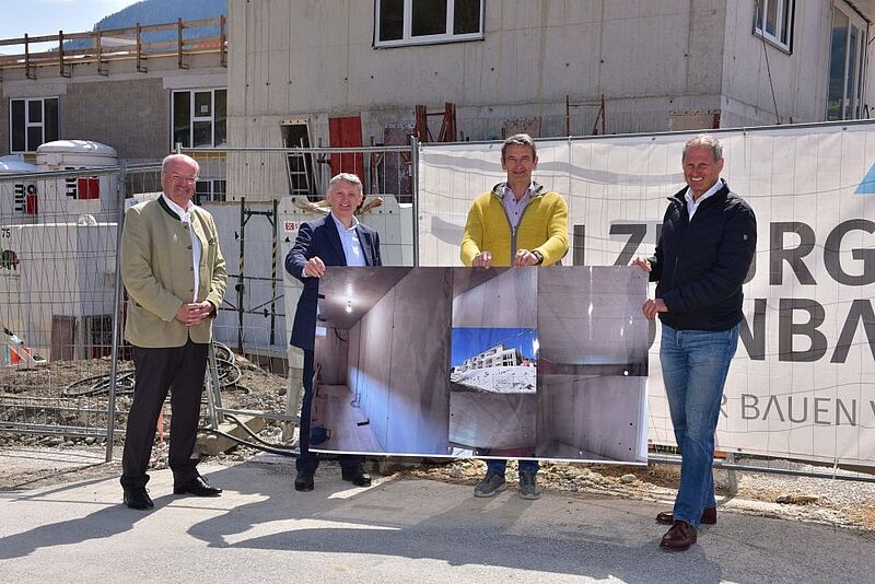 Beim Baustellen-Lokalaugenschein in der Schönbergsiedlung in Schwarzach im Bild von links: Salzburg Wohnbau-Geschäftsführer Christian Struber, Bundesforste-Vorstand Georg Schöppl, Bürgermeister Andreas Haitzer und Salzburg Wohnbau-Geschäftsführer R Beim Baustellen-Lokalaugenschein in der Schönbergsiedlung in Schwarzach im Bild von links: Salzburg Wohnbau-Geschäftsführer Christian Struber, Bundesforste-Vorstand Georg Schöppl, Bürgermeister Andreas Haitzer und Salzburg Wohnbau-Geschäftsführer Roland Wernik (c) Hannes Kirchberger