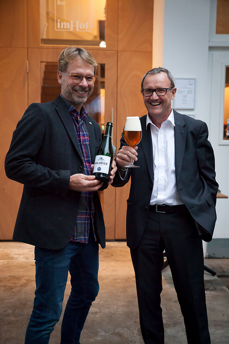 ÖBf-Vorstand Rudolf Freidhager (re.) und Braumeister Axel Kiesbye verkosten das neue Bier; Foto: ÖBf-Archiv/citronenrot