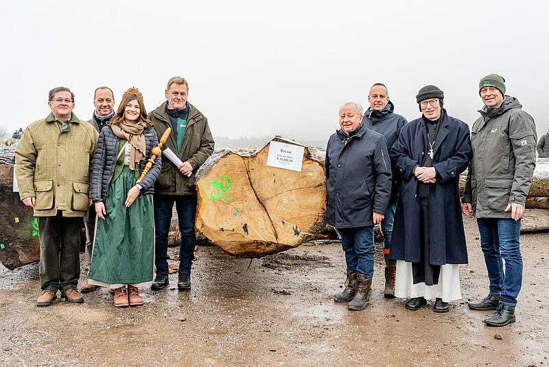 Auszeichnung des wertvollsten Stamms der Wertholzsubmission 2023 (c) LK NÖ/Georg Pomaßl