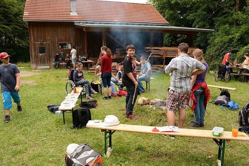 Foto zeigt SchülerInnen des SPZ an der Grillstelle (Credit: ÖBf/G.Waiss)