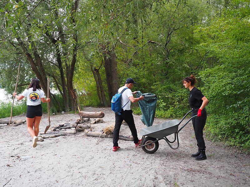 Cleanup-Aktion in den Völser Innauen (c) Carolina Behensky