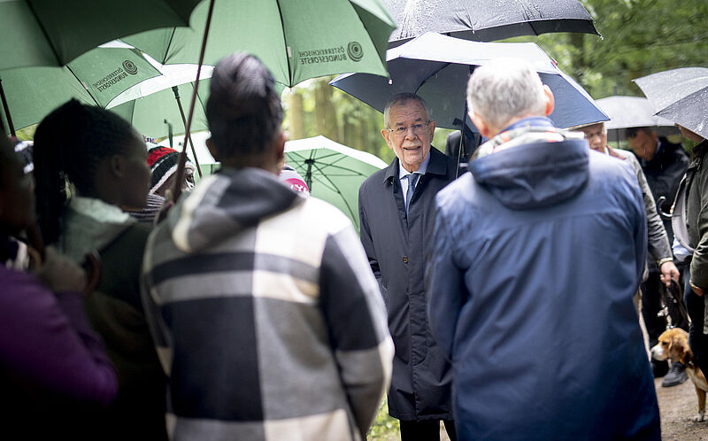 Bundespräsident Alexander Van der Bellen mit kenianischer Delegation im Wald der Zukunft (c) HBF/Carina Karlovits Bundespräsident Alexander Van der Bellen mit kenianischer Delegation im Wald der Zukunft (c) HBF/Carina Karlovits