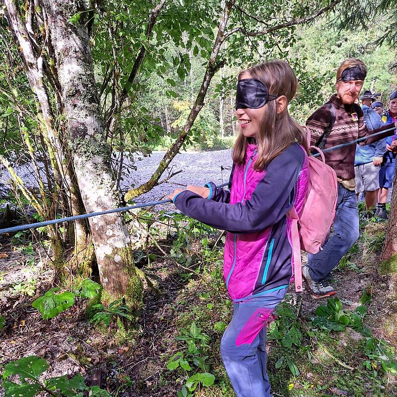 Schülerin bei einem der Waldspiele (c) F. Broschek/H. Schlögel