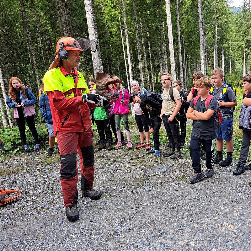ÖBf-Experte erklärt die Ausrüstung eines Forstfacharbeiters (c) F. Broschek/H. Schlögel