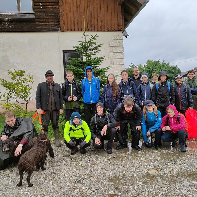 Pfadfinder*innen mit Revierleiter Matthias Berger (c) ÖBf