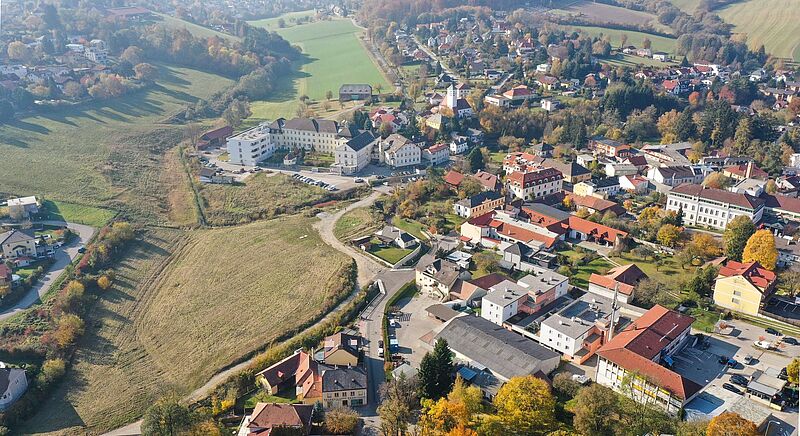 Luftaufnahme des Projektgebiets und der Hauptstraße in Gablitz (© ÖBf-Archiv) 