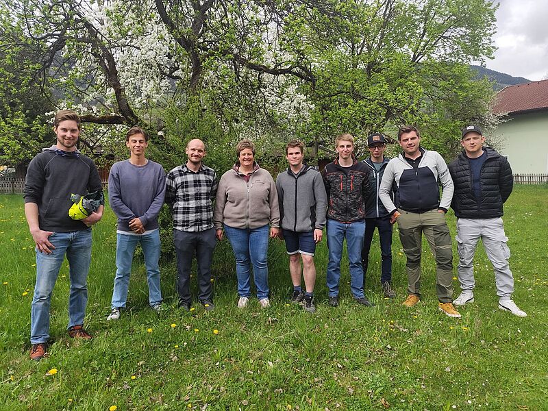 v.l.: ÖBf-Lehrlinge Christoph Kröll und Nino Greilinger, ÖBf-Forstfacharbeiter Guntram Woschitz, ÖBf-Betriebsleiterin Johanna Heuser, BaySF-Lehrlinge, ÖBf-Forstfacharbeiter Lukas, ÖBf-Revierleiter Franz Gruber, ÖBf-Forstfacharbeiter Michael Fazokas (c) ÖBf