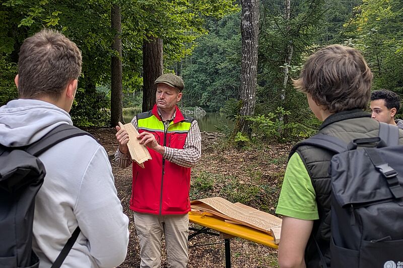 Raus aus dem Klassenzimmer, hinein in den Wald: Neue Ausbildungswoche verbindet Theorie und Praxis