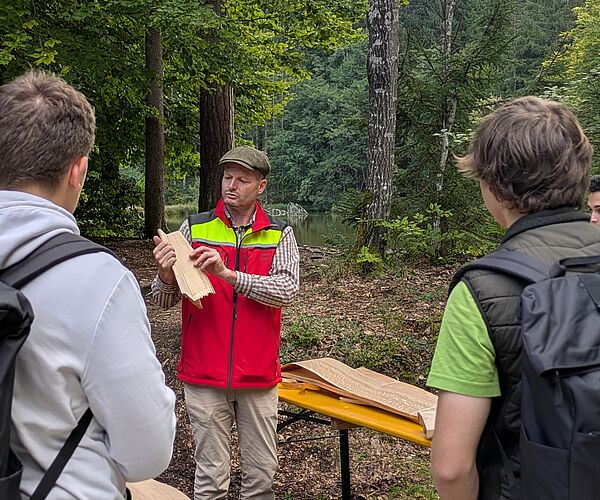 Raus aus dem Klassenzimmer, hinein in den Wald: Neue Ausbildungswoche verbindet Theorie und Praxis Raus aus dem Klassenzimmer, hinein in den Wald: Neue Ausbildungswoche verbindet Theorie und Praxis