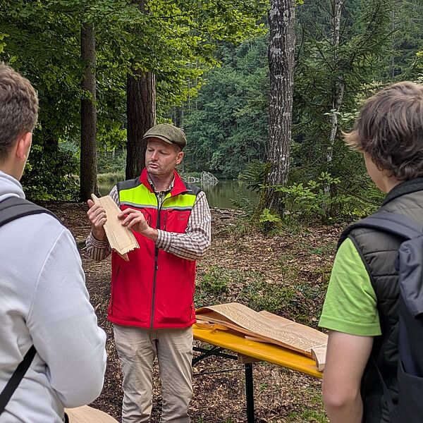 Raus aus dem Klassenzimmer, hinein in den Wald: Neue Ausbildungswoche verbindet Theorie und Praxis