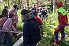 Schüler*innen beim Ausprobieren eines Schäleisens (c) oebf