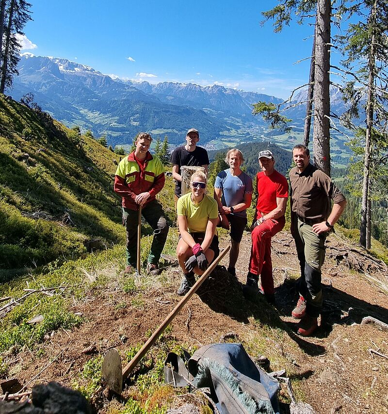 ÖBf-Revierleiter Johannes Schindlbacher (re.) mit Team und Alpenvereinsmitgliedern (c) Alpenverein Pongau