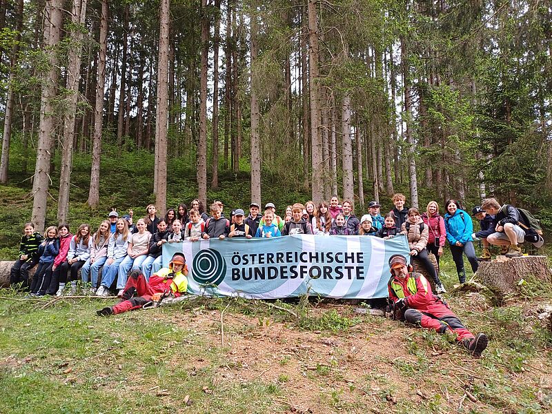 ÖBf-Experten mit Schüler*innen in Altenmarkt (c) Guggenberger-Zobl