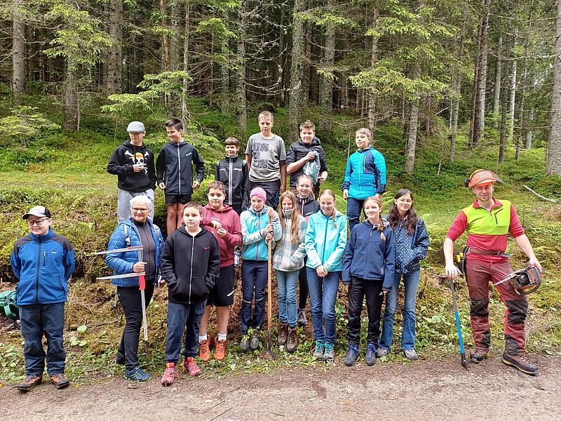 ÖBf-Forstfacharbeiter mit Schüler*innen in Mauterndorf (c) Guggenberger-Zobl ÖBf-Forstfacharbeiter mit Schüler*innen in Mauterndorf (c) Guggenberger-Zobl