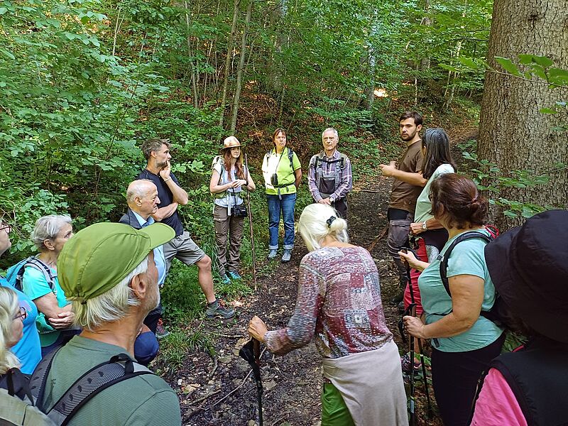 ÖBf-Expertin Palmira Deißenberger und ihr Kollege Thomas Lassacher mit Teilnehmer*innen (c) Harald Kienzl