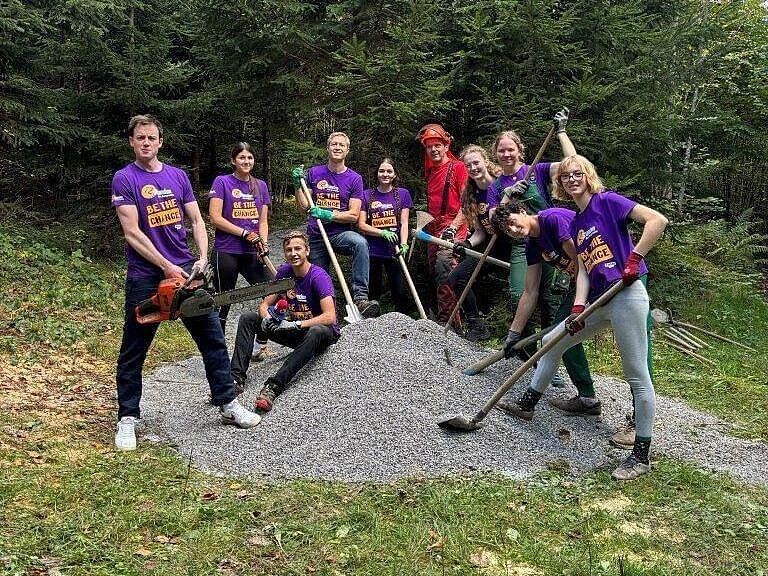 Schüler*innen mit ÖBf-Experte Thomas Maier (c) Erzdiözese Salzburg