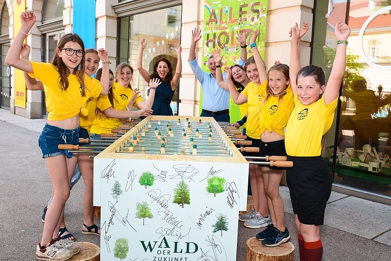 Nachwuchsfußballerinnen des FC Mariahilf bei der Eröffnung des XXL-Wald-Wuzlers mit ZOOM Direktorin Andrea Zsutty und ÖBf-Vorstand Georg Schöppl (c) eSeL.at/Joanna Pianka
