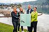 Antje Güttler und Susanne Timmerer (Österreichische Bundesforste) sowie Mario Zanker und Silvia Häusl-Benz (Gemeinde Pörtschach) vor dem neuen Schilfschutzzaun am Wörthersee (c) ÖBf/M. Stabentheiner