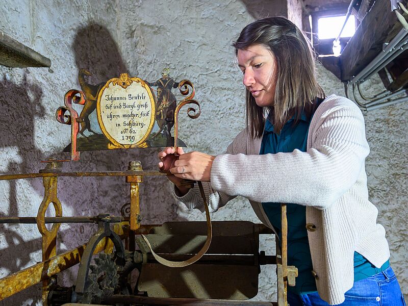 Karin Haselsteiner, Leiterin ÖBf-Forstbetrieb Steyrtal, bei der Anbringung des historischen Aufsteckschildes an der Turmuhr Schloss Lamberg (c) oebf/W. Simlinger Karin Haselsteiner, Leiterin ÖBf-Forstbetrieb Steyrtal, bei der Anbringung des historischen Aufsteckschildes an der Turmuhr Schloss Lamberg (c) oebf/W. Simlinger
