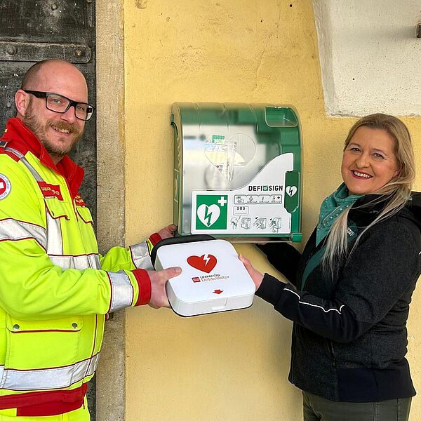 „Lebensretter“ für Millstatt: Bundesforste schaffen Defibrillator an