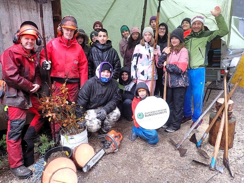 Schüler*innen mit den ÖBf-Experten Thomas Maier und Josef Kellner (c) ÖBf