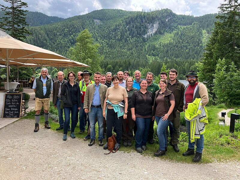Exkursionsteilnehmer*innen mit Christoph Reischenböck (6.v.l.), Betriebsleiter-Stellvertreter des ÖBf-Forstbetriebs Inneres Salzkammergut 