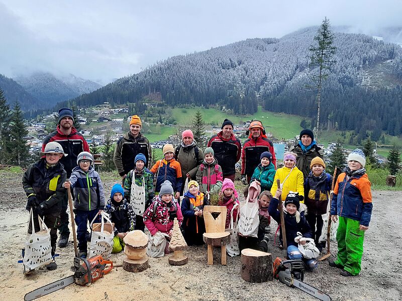 Schüler*innen der VS Eben mit ihrer Lehrerin und den ÖBf-Experten auf der Aufforstungsfläche am Höllberg (c) ÖBf/J. Schindlbacher