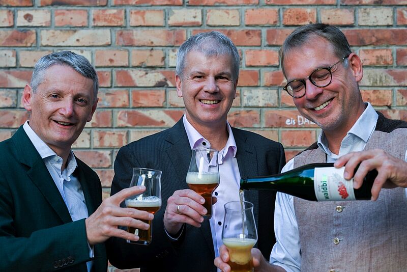 v.l.n.r. ÖBf-Vorstandssprecher Georg Schöppl, ÖBf-Vorstand Andreas Gruber und Braumeister Axel Kiesbye präsentieren Waldbier Jahrgang 2023 Edition „Ausseer Mischwald. Vogelbeere/Tanne“ (c) ÖBf/Jürgen Schmücking v.l.n.r. ÖBf-Vorstandssprecher Georg Schöppl, ÖBf-Vorstand Andreas Gruber und Braumeister Axel Kiesbye präsentieren Waldbier Jahrgang 2023 Edition „Ausseer Mischwald. Vogelbeere/Tanne“ (c) ÖBf/Jürgen Schmücking